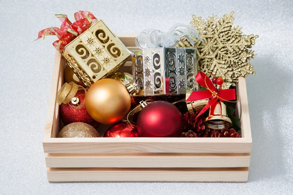 Рождественские украшения в коробке Лицензионные Стоковые Изображения