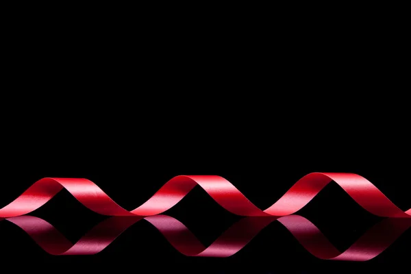 Spirala błyszczące czerwone wstążki — Zdjęcie stockowe