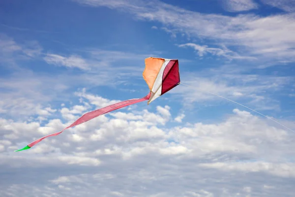 Bunte Drachen Fliegen Strahlend Blauem Himmel Und Weißen Wolken — Stockfoto