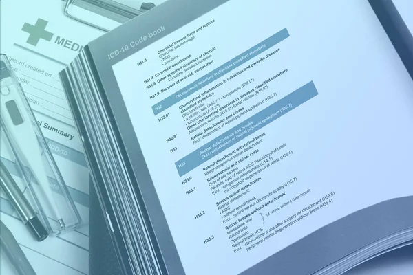 Tıbbi kod el kitabı, doktor masasında hastalıkların sınıflandırılması için tıbbi kayıtlarda verilen kod kullanımına açılır..