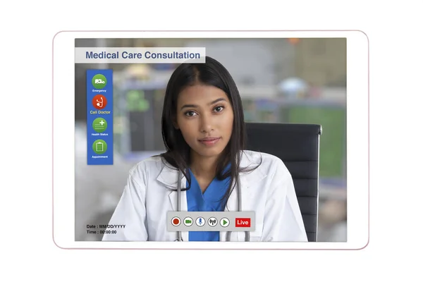女性医師は白い背景に電子タブレット上の患者にオンライン医療相談を行います — ストック写真
