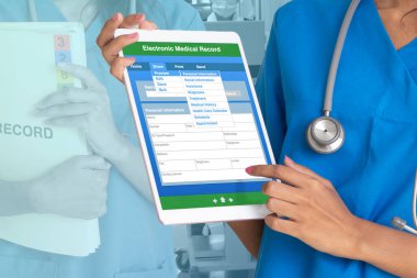 Elinde dijital tablet tutan kadın doktor ekranda elektronik tıbbi kayıtları gösteriyor..
