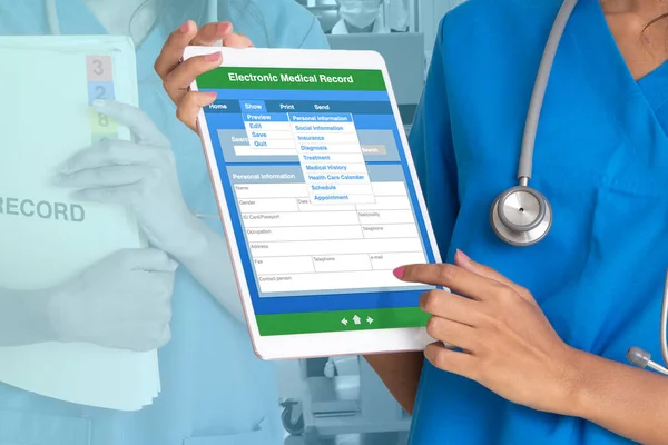 画面上の電子医療記録を示す手にデジタルタブレットを保持する女性医師 ストック写真
