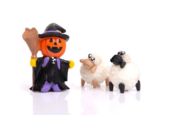 Kis Kerámia Sütőtök Boszorkány Baba Két Birka Fehér Alapon Halloween — Stock Fotó