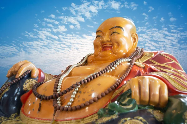 Buda Sonriente Dios Felicidad Riqueza Suerte Fondo Del Cielo Azul — Foto de Stock