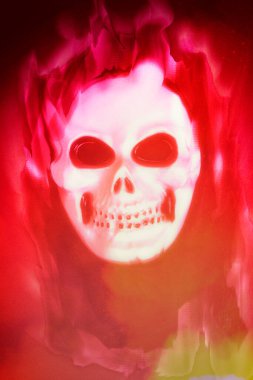 Alevler içindeki kafatası Cadılar Bayramı süsü için çok korkunç görünüyor..