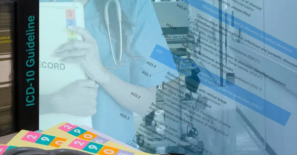 Tıbbi kayıtlar için arkaplan fotoğrafı ICD-10 kod kitabını içeriyor. Şifre hastalıkları metni ve tıbbi kayıt kırıcı tutan kadın doktor..