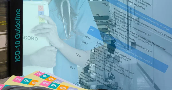 医療記録用の背景写真には Icd 10コードブックとコード疾患のテキスト 医療記録用の花を保持する女性医師が含まれます ロイヤリティフリーのストック写真
