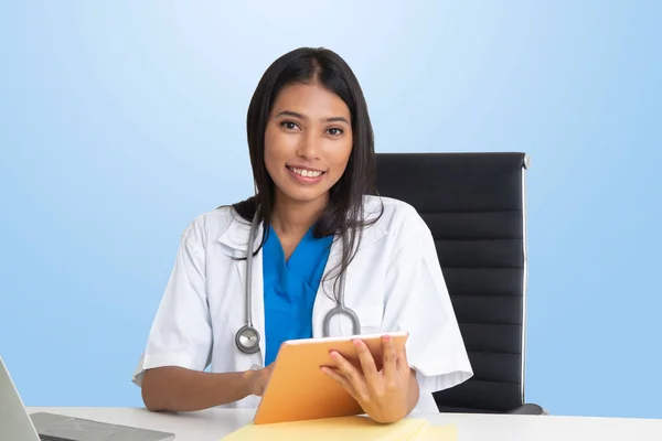 Doctora Sentada Sonriente Lista Para Servir Cualquiera Con Cálida Bienvenida — Foto de Stock