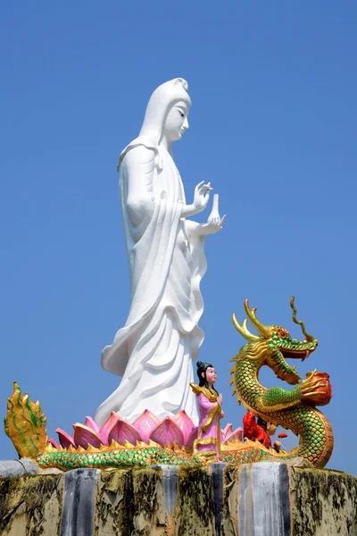 Guanyin auf blauem Himmel stehend. — Stockfoto