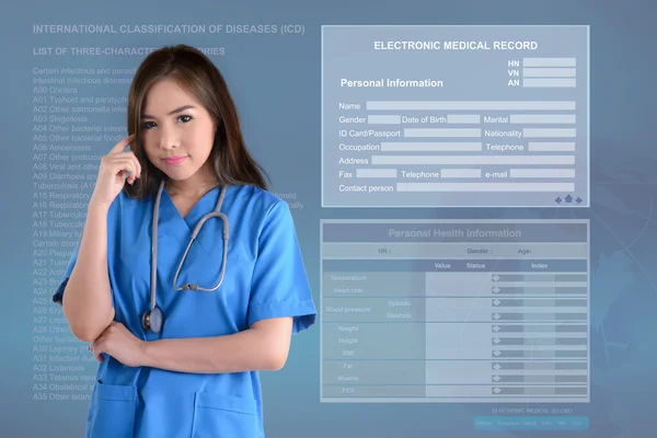 Kadın doktor ve elektronik tıbbi geçmişi.