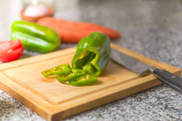 Bell Pepper Řezací Desce Čerstvé Ingredience Přes Kuchyňský Pult — Stock fotografie
