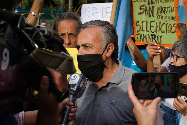 2021 Mendoza Argentina 国家众议员阿尔弗雷多 科尔内霍在一次反政府抗议活动中接受了电视采访 — 图库照片