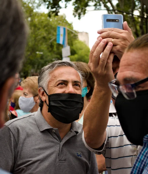 2021 Mendoza 阿根廷 一名抗议者在反对政府的抗议中与国会议员阿尔弗雷多 科尔内霍 Alfredo Cornejo — 图库照片