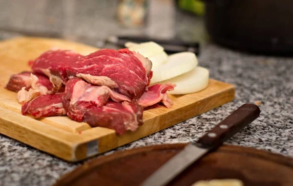 Carne Vermelha Fresca Fatiada Numa Tábua Corte Madeira Fechar — Fotografia de Stock