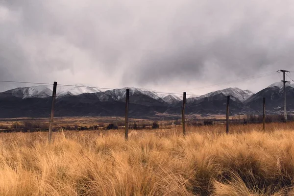 Montañas Nevadas Los Andes Cierne Sobre Vastas Praderas Secas Tupungato — Foto de Stock