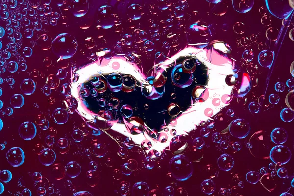 Белый Розовый Силуэт Сердца Расположен Бордово Черном Фоне Разноцветными Сферами — стоковое фото