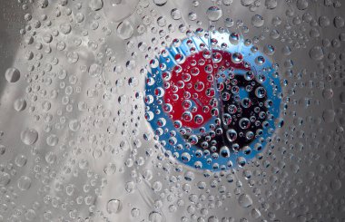 Şeffaf küreler, siyah ve kırmızı Yin-Yang işaretleri içeren beyaz-gri-mavi bir arka planda yer almaktadır. Soyut fantezi. 3B görüntüleme.