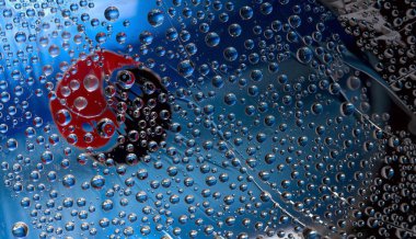 Şeffaf küreler, Yin-Yang işaretlerinin siyah ve kırmızı siluetleri olan mavi bir arka planda yer almaktadır. Soyut fantezi. 3B görüntüleme.