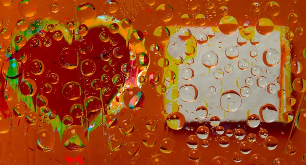 Gocce Multicolori Acqua Sono Situate Uno Sfondo Giallo Rosso Con — Foto Stock