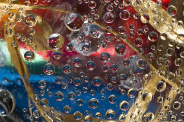 Çok renkli küreler, üzerinde kuru yapraklar bulunan kırmızı-mavi arka plana karşıdır. Soyut fantezi. 3 Boyutlu Hazırlama.