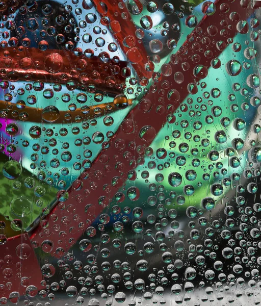 Gotas Translúcidas Água Caem Contra Fundo Verde Azulado Com Figuras — Fotografia de Stock