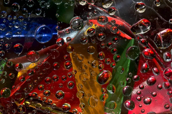 Gotas Transparentes Agua Encuentran Sobre Fondo Multicolor Con Figuras Geométricas —  Fotos de Stock