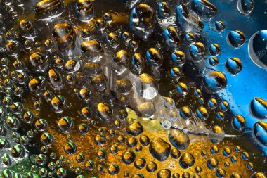 Yarı saydam su damlacıkları beyaz tüylü sarı-mavi arka planda yer alır. Soyut fantezi. 3 Boyutlu Hazırlama.  