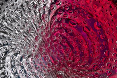 Çizgili küreler kırmızı-beyaz arka planda farklı yönlere dönerler. Soyut fantezi. 3 Boyutlu Hazırlama.