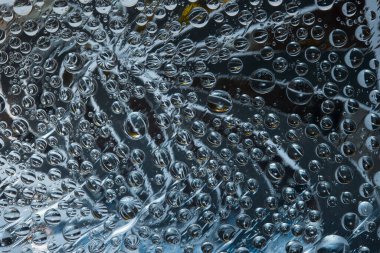 Çizgili küreler mavi-yeşil arka planda farklı yönlere dönerler. Soyut fantezi. 3 Boyutlu Hazırlama.