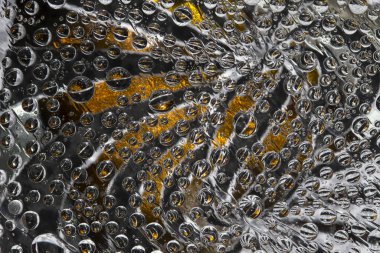 Çizgili küreler siyah-altın bir arka planda farklı yönlere dönerler. Soyut fantezi. 3 Boyutlu Hazırlama.