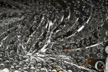 Çizgili küreler gümüş-siyah arka planda farklı yönlere dönerler. Soyut fantezi. 3 Boyutlu Hazırlama.