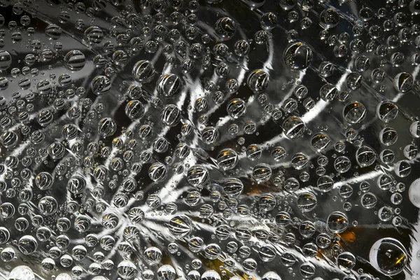 Çizgili küreler gümüş-siyah arka planda farklı yönlere dönerler. Soyut fantezi. 3 Boyutlu Hazırlama.