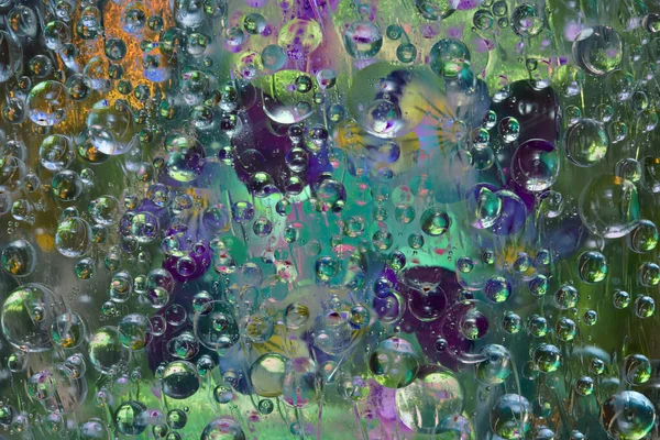 Átlátszó Esőcseppek Esnek Alá Sokszínű Háttér Sziluettjei Lila Kék Virágok — Stock Fotó