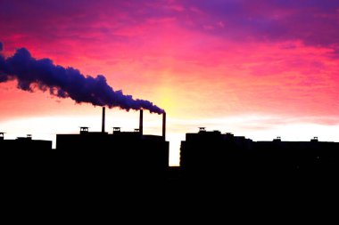 Şehirde renkli bir gün batımı. Avrupa, Belarus.