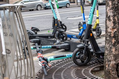Paris, Fransa 'da bir otoparkta elektrikli scooterlar, 26.1.2021 Düşmüş, hasarlı. Yüzyılın ekolojik felaketi