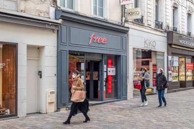 Fransa 'nın Le Mans kentindeki FREE cep telefonu mağazasının logosu ile Fransız cephesi, 31.2021 Telekomünikasyon mağazasının ünlü cephesi