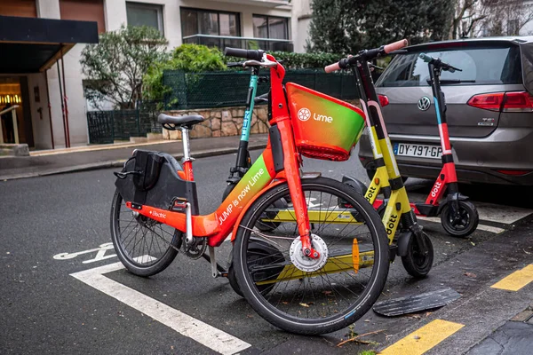 Paris, France 14.4.2021. Row Electric-assisted bicycle, ecological alternative against pollution. Ecological urban transport. Lime rental station of transportation. Jump Lime rental station Row — Stock Photo, Image