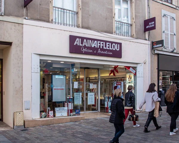 Fachada francesa com logotipo de ALAIN AFFLELOU loja de marca em Le Mans, França, 31.1.2021 Fachada famosa de vidros de vida e loja de óculos de leitura — Fotografia de Stock