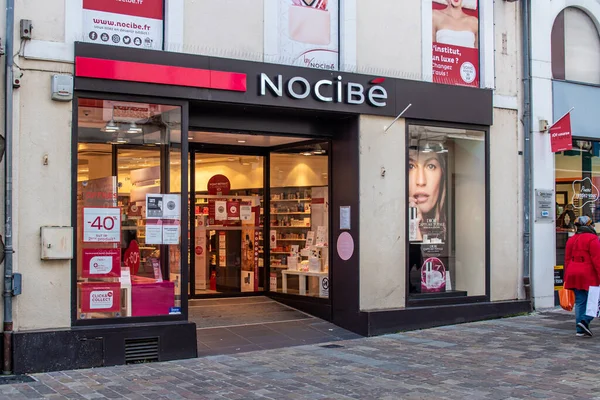 Logotipo francês da loja da marca NOCIBE em Le Mans, França, 31.1.2021 Fachada famosa da loja de perfumes, maquiagem e produtos para a pele — Fotografia de Stock