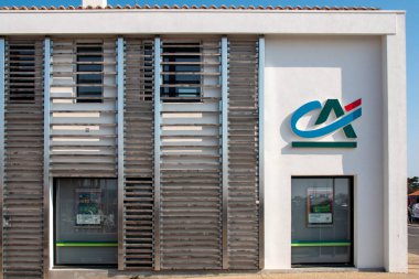 19.4.2021 Ile de Noirmoutier Fransa. Fransa 'da CREDIT AGRICOLE CA (Tarım Bankası) markasının ön cephesi. Credit Agricole tarım sektöründe çalışan bir Fransız kooperatif bankası.