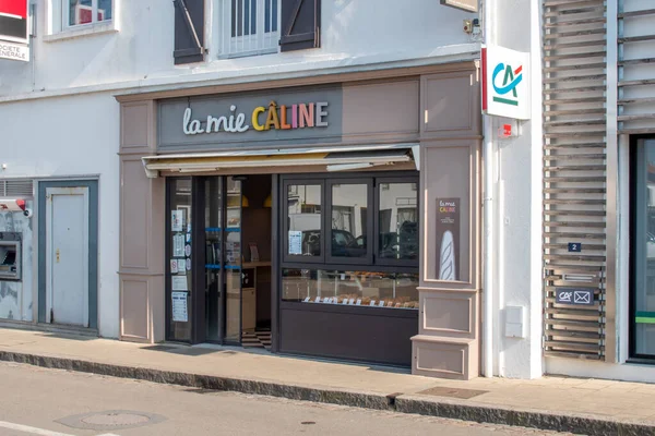 La mie Caline: Cadeia de marca francesa de pão e bolos em Noirmoutier, França, 12.3.2021 é uma famosa fachada frente loja de marca da loja de pão, La mie Caline, cozinha francesa baseada fast food — Fotografia de Stock