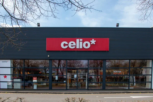 Fachada francesa com logotipo da loja da marca CELIO em La flche, França, 14.4.2021 Fachada famosa de loja de roupas e acessórios masculinos — Fotografia de Stock