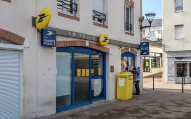 Fransa 'nın Pornic şehrinde Logo İşaretli Fransız Dükkanı Cephesi 20.5.2021 LA POSTE, paket ürünleri ve hizmetleriyle ünlüdür.