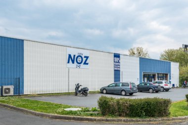 Fransa 'nın Fleche kentindeki Fransız Dükkanı' nın ön cephesinde NoZ Logo Tarafı Görünümü, indirimli perakende ürünleriyle ünlü bir markadır.