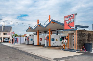 Fleche, Fransa 'da Logo İşaretli Mutlu Yıkama Cephesi Oto Temizleme ve Temizleme Ürünleri ile ünlü otomatik makine markasıdır.