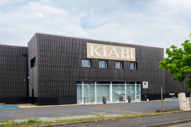 Fransa 'nın Fleche şehrinde KIABI markası, Logolu Fransız Dükkanı ve ücretsiz fotokopi alanı ön cephesi 20.5.2021 KIABI, çocuk ve yetişkinler için giysi ve moda aksesuarlarıyla ünlüdür.