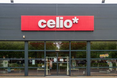 Fransa 'nın Fleche şehrindeki Fransız Dükkanı Cephesi Cephesi' nde CELIO Logo Manzarası 20.5.2021 CELIO, erkek ve yetişkin erkekler için giysi ve moda aksesuarlarıyla ünlü bir markadır.
