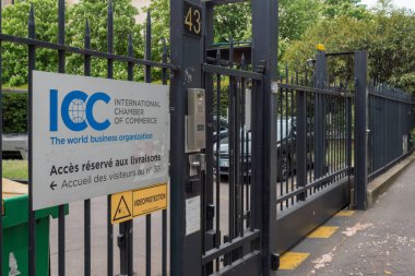 Uluslararası Ticaret Odası Uluslararası Ticaret Odası logosu, Fransa 'nın Paris kentinde, 20.5.2021 ICC Uluslararası Ticaret Odası markası ile Fransız Mağaza Cephesi Cephesi' nin önünde görülmektedir.