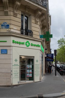 BOSQUET GRENELLE FARMACY Fransız Dükkanı Cephesi Logo İşareti Fleche, Fransa 20.5.2021 BOSQUET GRENELLE PHARMACY sağlık ürünleri ile ünlüdür